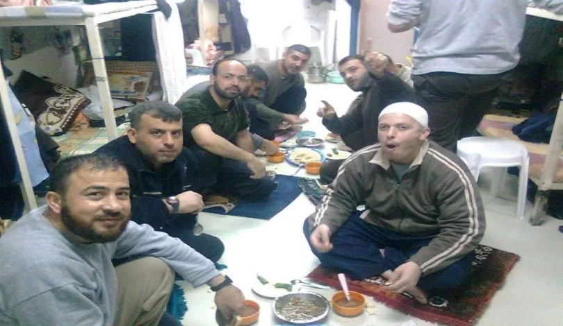 تقرير يكشف ما يتعرض له الأسرى الفلسطينيون في شهر رمضان من منع ومضايقات