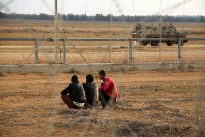 الكيان الصهيوني يعزز إجراءاته على حدود غزة ويستخدم تقنية جديدة لمنع التسلل