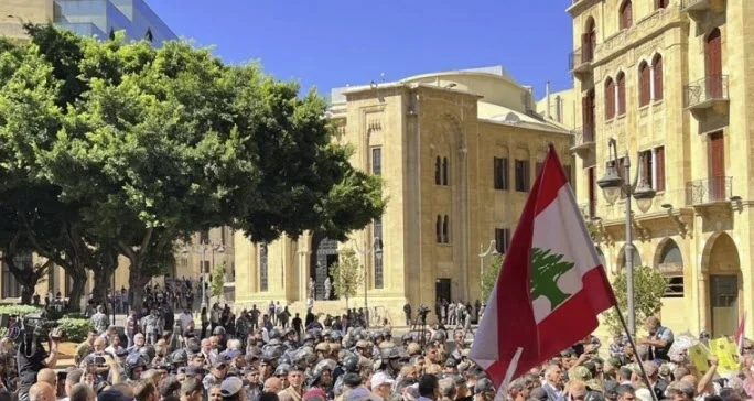 عسكريون متقاعدون يحاولون اقتحام مجلس النواب اللبناني (فيديو)