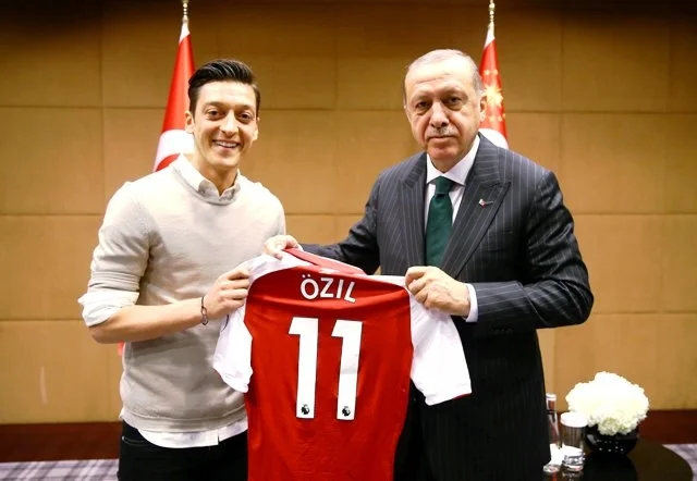مسعود أوزيل اللاعب الذي سجل أهدافا في شباك العنصرية