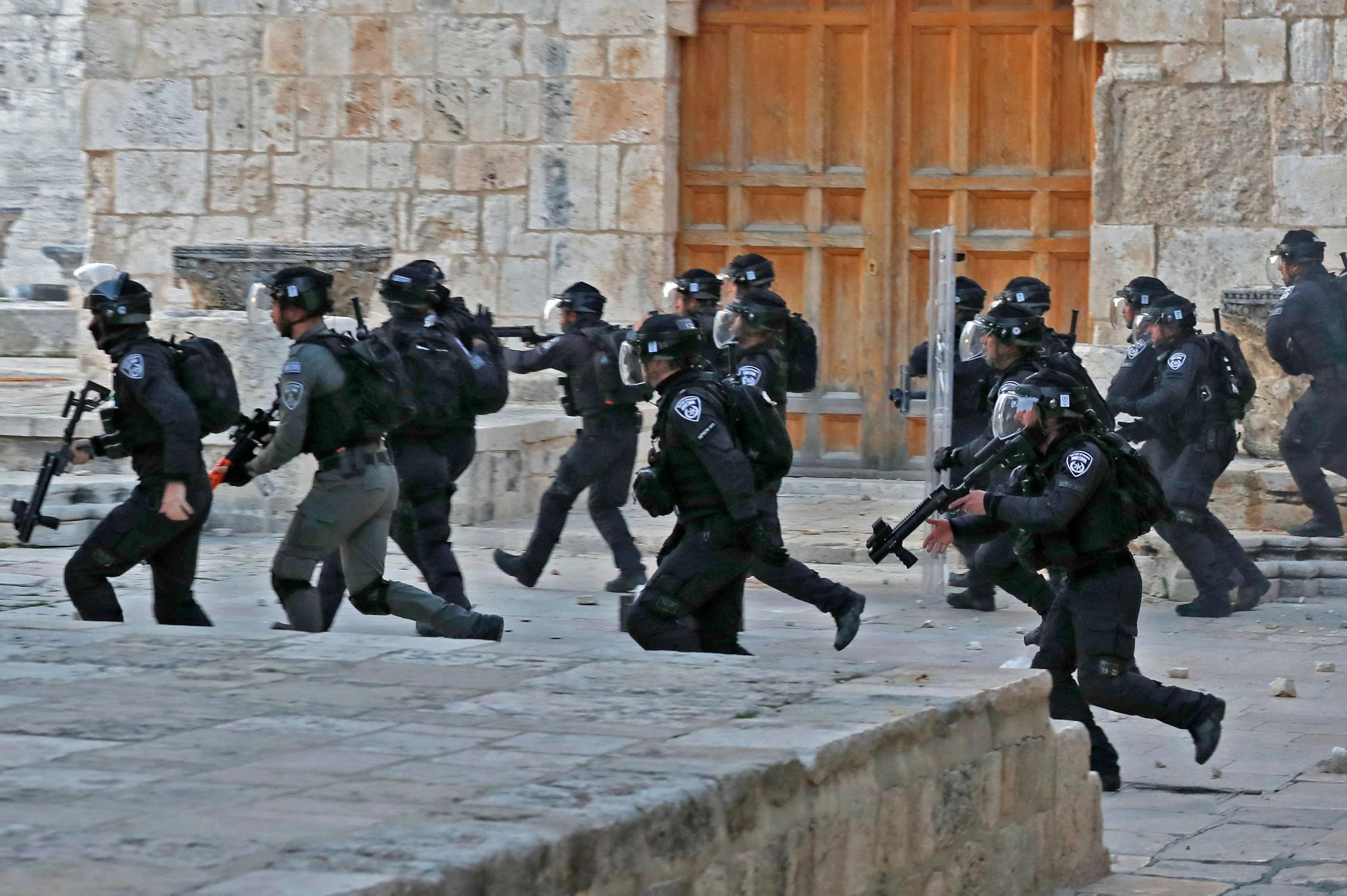 قوات الاحتلال تعتدي بوحشية على مرابطات في القدس خلال قراءتهن للقرآن (فيديو)