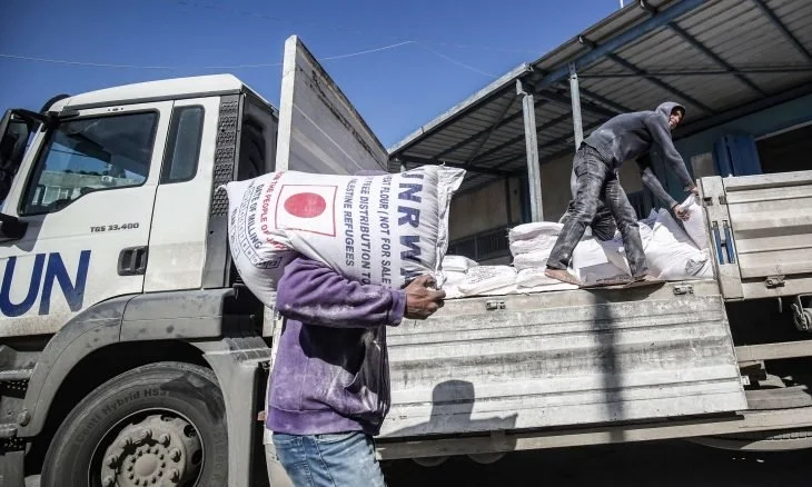 احتجاجات وإضرابات في غزة ضد إدارة “الأونروا” رفضا لسياسة التقشف وتقليص الخدمات