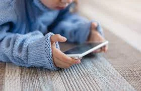 حماية الأطفال في زمن التكنولوجيا: تحديات الرعاية بين احترام الخصوصية وضرورة المراقبة