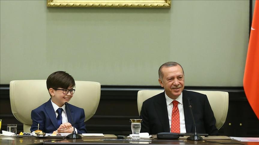 أردوغان يتنحى عن منصبه لصالح طفل