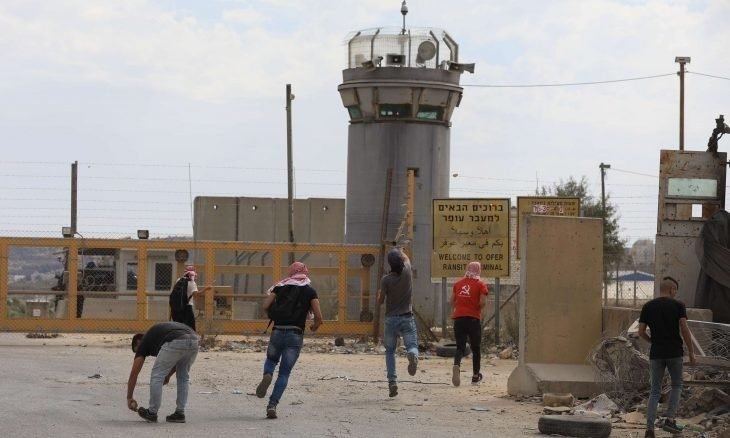 فلسطينيون يرشقون سجن عوفر العسكري بالحجارة - أرشيف