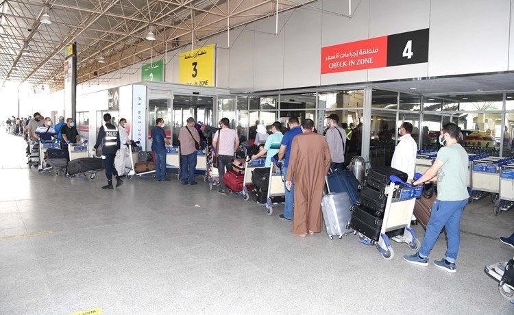 مغادرون من مطار الكويت