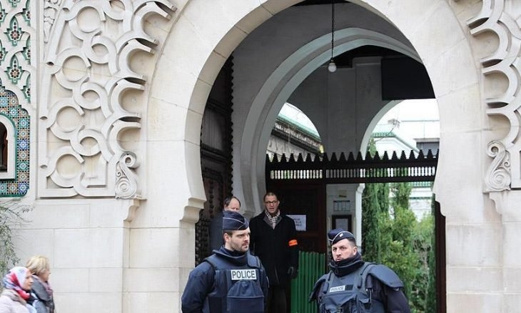 إغلاق تسعة مساجد في فرنسا