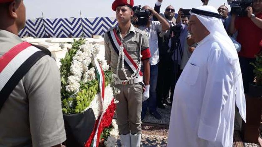 سفير الكويت يضع إكليل الزهور على قبور الشهداء