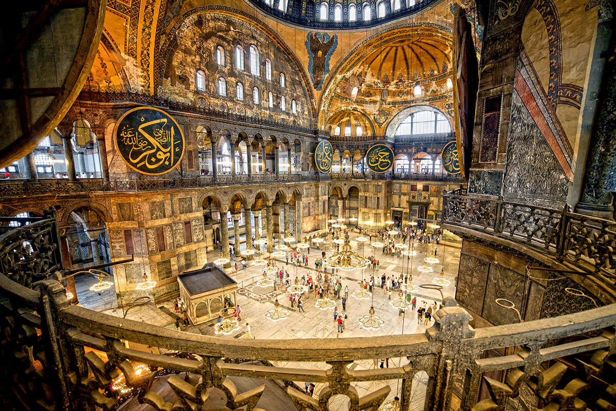 InteriorHagiaSophia_ExpatExplore_92213464.gif