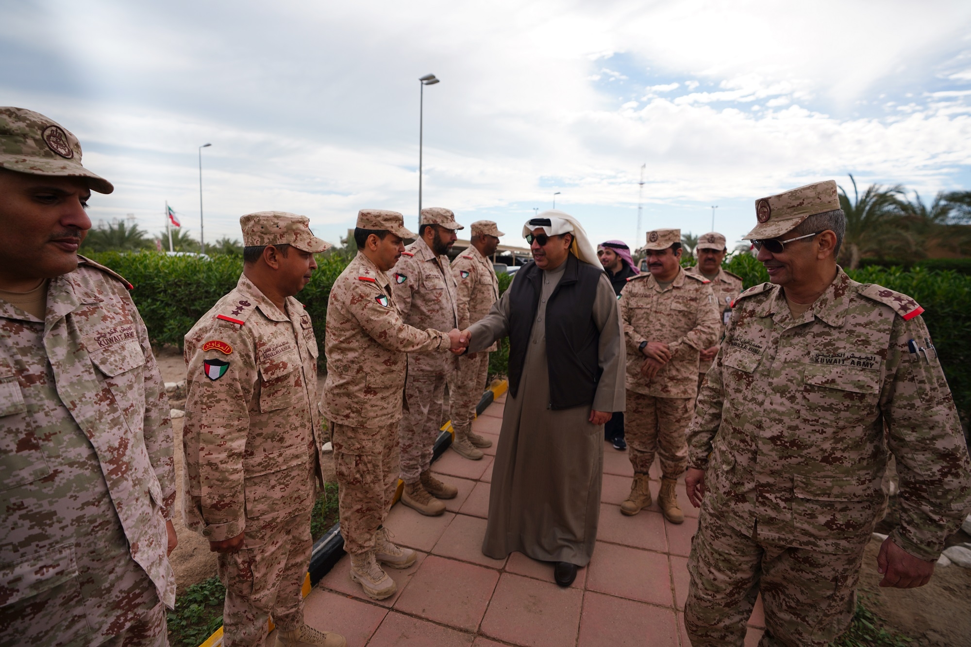 وزير الدفاع الشيخ حمد جابر العلي الصباح مع رجال القوات المسلحة