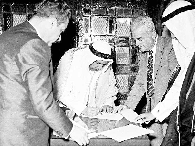 أمير البلاد الراحل الشيخ عبد الله السالم أثناء توقيعه وثيقة الاستقلال