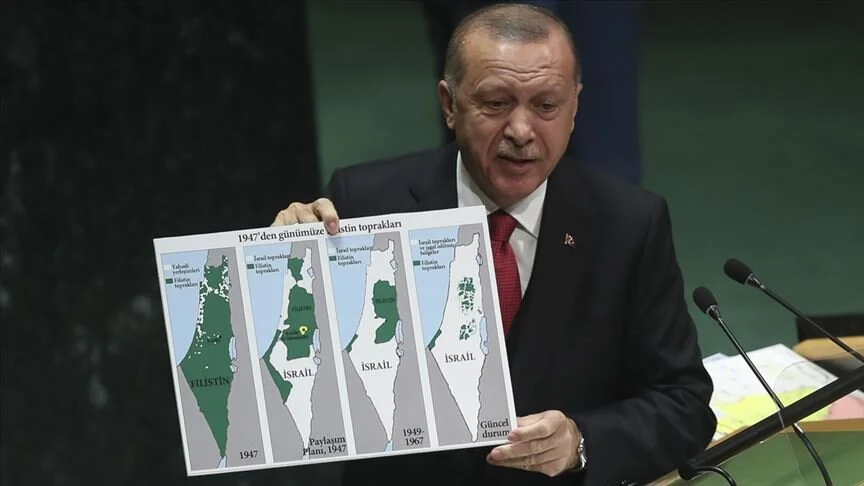 أردوغان خلال عرضه خارطة فلسطين التاريخية أمام الأمم المتحدة في 2019 (وكالة الأناضول)