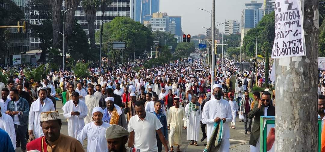 آلاف من المصلين في أحد شوارع أديش أبابا بعد صلاة العيد