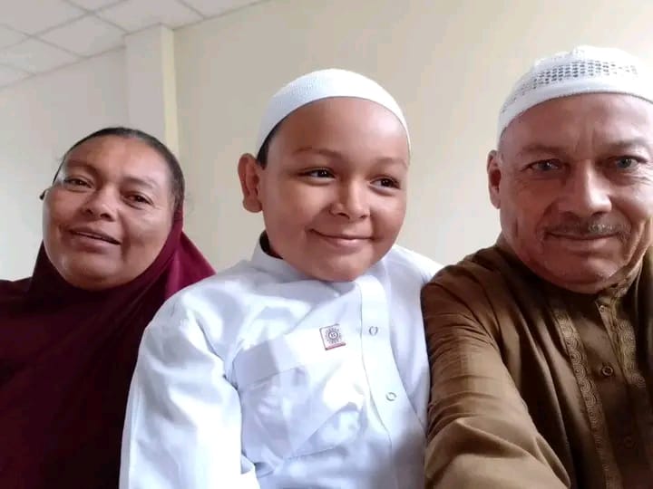 فرانسيسكو مع عائلته بعد إسلامهم