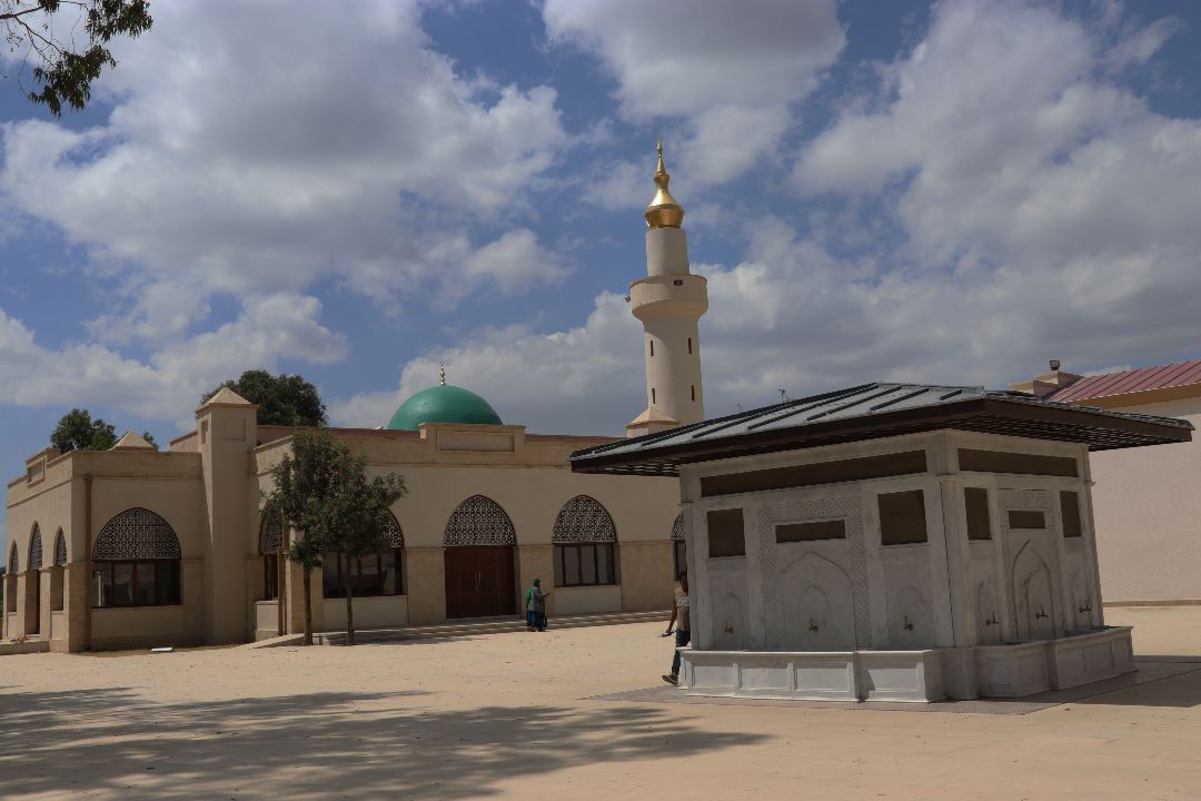 مسجد النجاشي داخل القرية