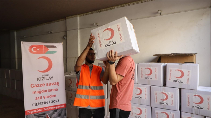 الهلال الأحمر التركي يسلم المساعدات الطبية لمستشفيات غزة